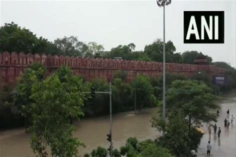 यमुना की बाढ़ का पानी दिल्ली में लाल किले तक पहुंच गया Yamuna Flood Water Reached Red Fort In