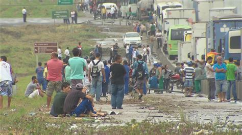 Vídeo Moradores fecham a BR 101 Sul para pedir melhorias na região