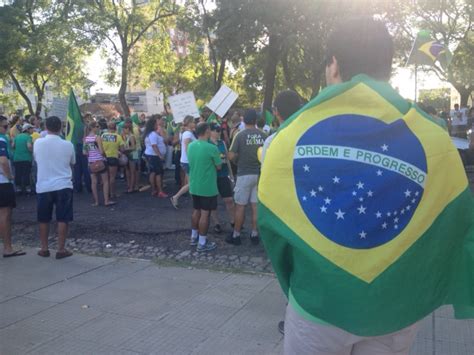 Fotos Manifestantes Fazem Ato Contra O Governo No Rs Fotos Em Rio