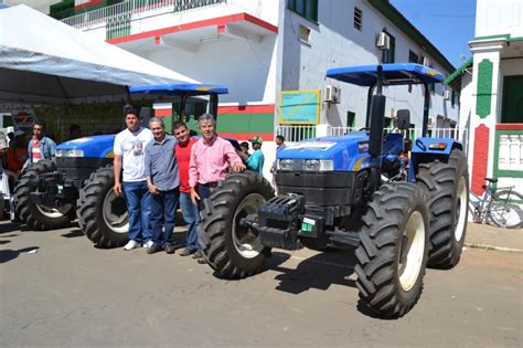 TARAUACÁ PREFEITURA ENTREGA TRATORES E IMPLEMENTOS AGRÍCOLAS A