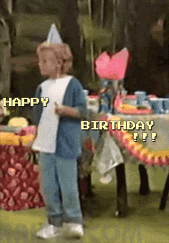 Descobrir 60+ imagem happy birthday gif meme - br.thptnganamst.edu.vn