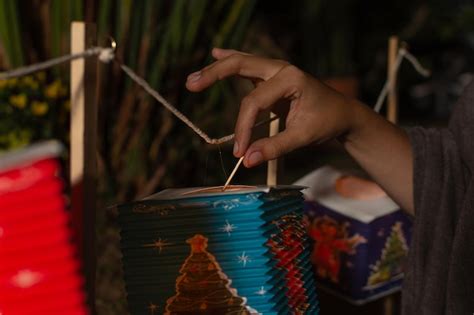 Detalhe Da M O De Uma Mulher Acendendo Uma Vela Dentro De Uma Lanterna