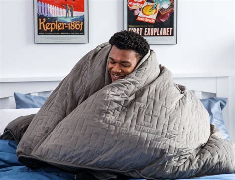 This weighted cooling blanket helps you sleep in hot weather