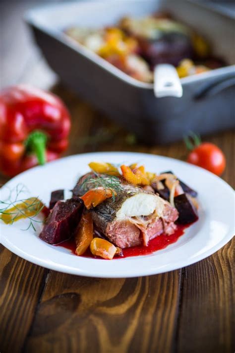 Estofado De Pescado Con Remolacha Y Otras Verduras En El Plato Foto De