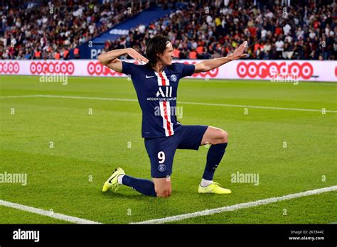 Edison Roberto Cavani 9 Celebrate The First Goal During The French