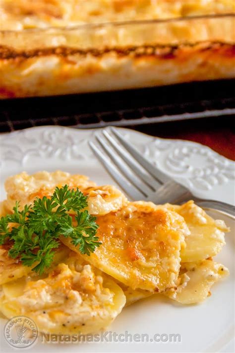 Easy Au Gratin Scalloped Potatoes Recipe Natasha S Kitchen