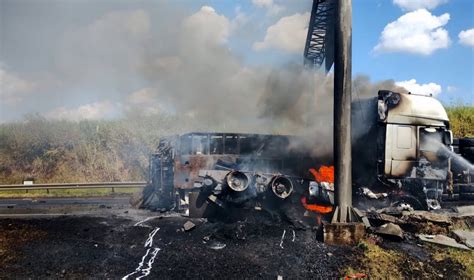 Carreta pega fogo após bater contra defensa metálica na Rodovia