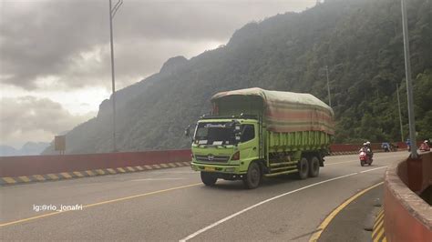 Truk Hino Muatan Batu Bara Merayap Di Kelok Sembilan Youtube