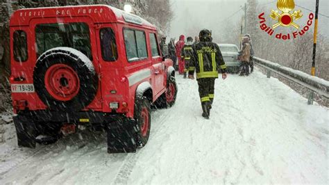 Auto Bloccate Dalla Neve Genitori E Bimbi Salvati Dai Vigili Del Fuoco