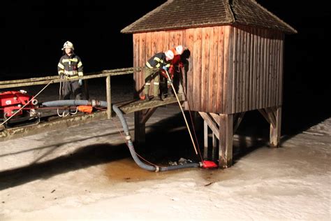 Wasser Aus Dem Teich Im Winter Feuerwehr Sandl