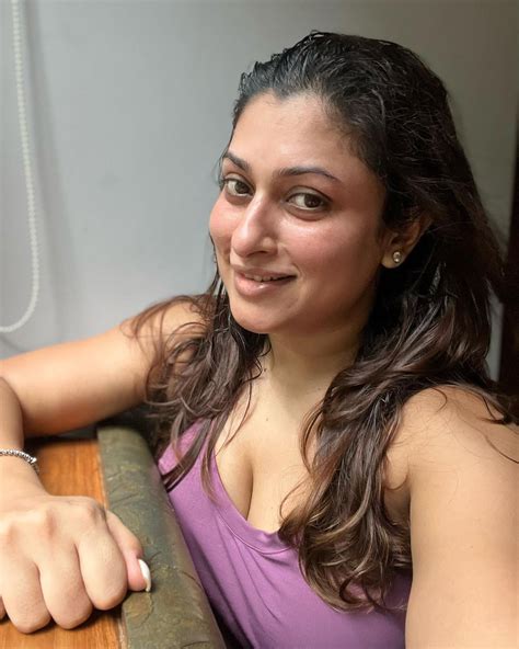 இநத வயதலம எககதபப அழக கடடம அஜத பட நடக Actress Malavika Hot Photos