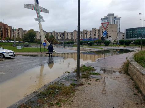 Maltempo Strade Allagate A Latina Disagi Alla Rotonda Dell Aviatore