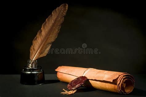 Pluma Con Tinta Sobre El Fondo De Los Rollos De Papiros Foto De Archivo