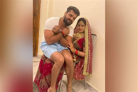 Khesari Lal Yadav Photo अंडरवियर बनियान में Bhojpuri Actress की गोद