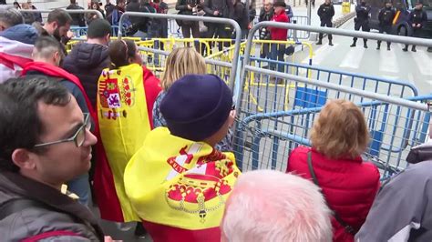 Unas Decenas De Personas Se Concentran Contra S Nchez En El Per Metro