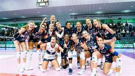 Volley A Femminile La Reale Mutua Fenera Chieri Non Perde La Pazienza