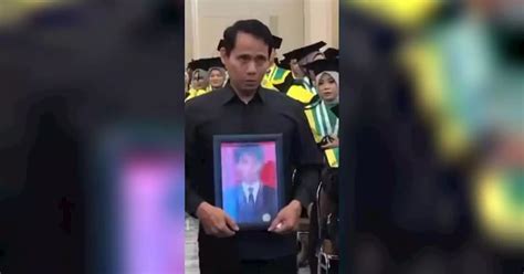 Momen Penuh Haru Ayah Wakili Wisuda Anaknya Yang Meninggal Bawa Foto