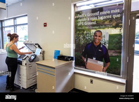 Fedex store hi-res stock photography and images - Alamy