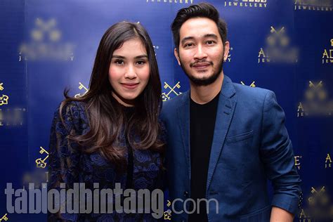 Syahnaz Sadiqah Dan Jeje Govinda Serasi Berbusana Biru Tabloidbintang