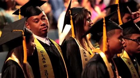 Celebran su graduación de cuarto año El Nuevo Día