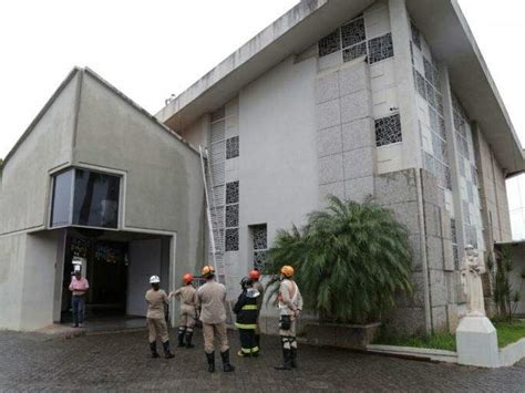 Bombeiros são chamados mas padre controla princípio de incêndio em