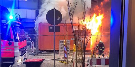 An der Alster Feuerwehr löscht brennende Baucontainer MOPO