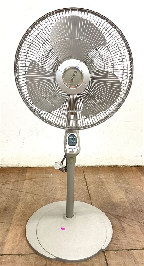 Lot Lasko Oscillating Floor Fan