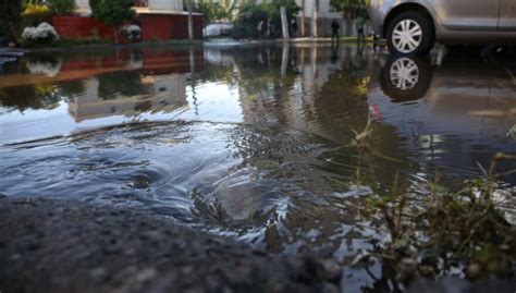 Rotura de matriz inunda las calles de Maipú y provoca suspensión del