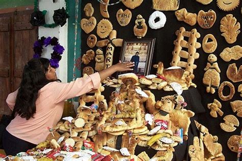 Día de las Almas cuando las familias agasajan a los seres queridos