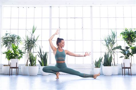 How To Do Skandasana Side Lunge In Yoga Alo Moves