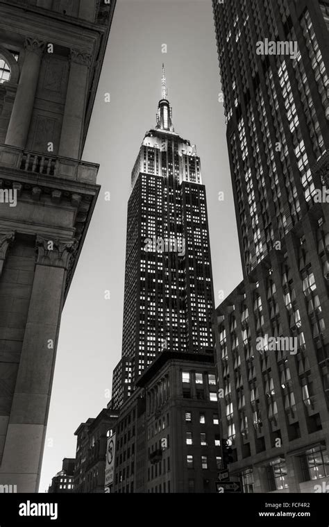 Edificio Blanco Y Negro Fotografías E Imágenes De Alta Resolución Alamy