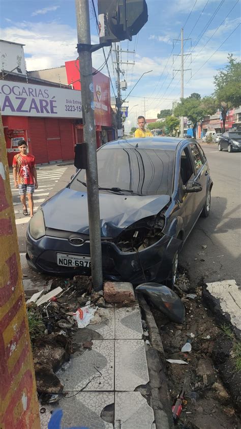 Homem fica ferido após carros colidirem em cruzamento veja vídeo