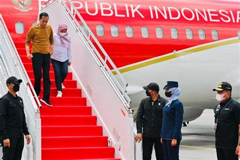 Kunjungan Ke Tapanuli Utara Presiden Joko Widodo Dan Istri Nonton