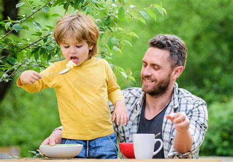 Filho Do Pai Para Comer O Alimento E Ter O Divertimento H Bitos De