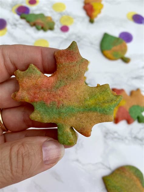 Bunte Herbstplätzchen Knusprige Butterplätzchen im Herbst Backen