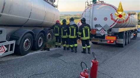 Autocisterna Finisce In Un Campo In Strada Della Marina Intervengono I