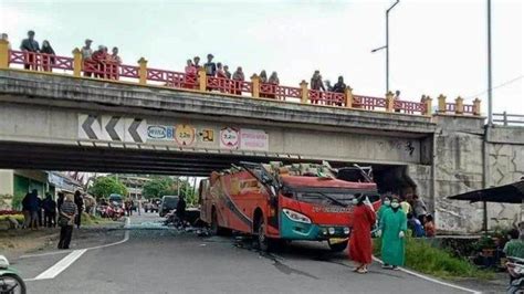 Atap Bus Sampai Lepas Saat Sopir Nekat Terobos Fly Over Penumpang