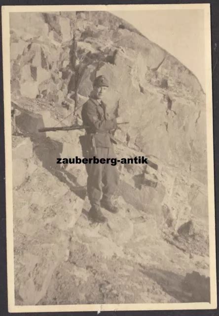 17975 FOTO WEHRMACHT Gebirgsjäger Stellung Eismeerfront Soldat aus