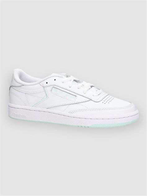 Kultige Reebok Club C Sneakers Mit Dezenter Farbgebung Willkommen