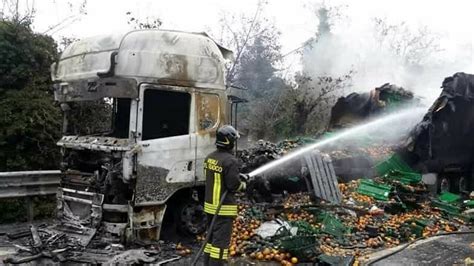 Incendio A Pianoro Camion Distrutto Dalle Fiamme Conducente Ferito