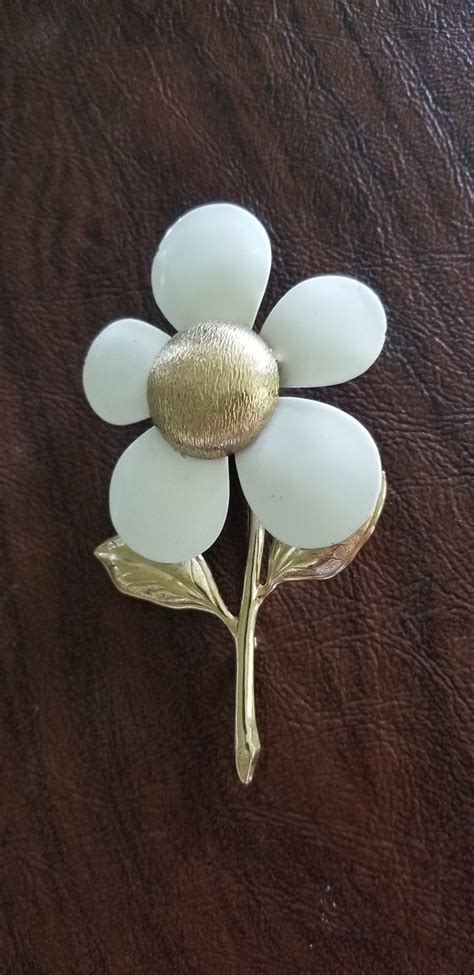 Vintage Sarah Coventry Flower Brooch Mod White Flowe Gem