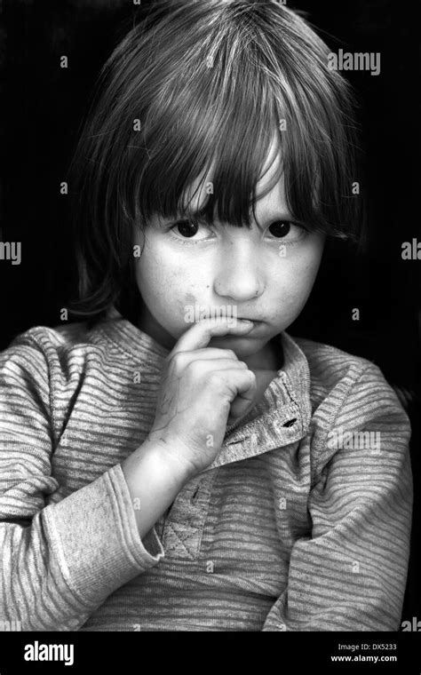 Niño Con Ojos Cafes Lindo Imágenes De Stock En Blanco Y Negro Alamy