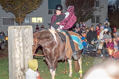 Sankt Martin Reitet Durch Das Ro Dorf N Rtingen N Rtinger Zeitung