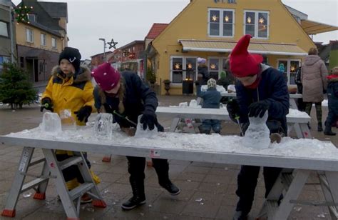 Julemanden Kommer Sejlende Til Isskulpturfestival I Hirtshals