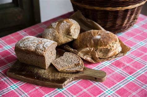 Bio Brot Bäckerei Vier Linden am Zürcher Hottingerplatz backt mit