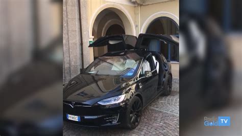 A Valenza Lo Spettacolo Della Tesla L Auto Che Si Guida Da Sola