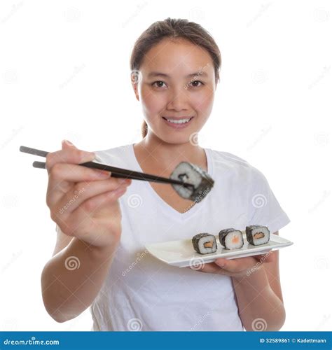 Femme Japonaise Goûtant Les Petits Pains De Sushi Frais Image Stock