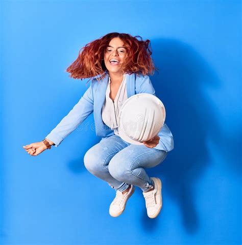 Jovem Linda Latina Segurando O Arquiteto Hardhat Sorrindo Feliz Foto De Stock Imagem De Planta