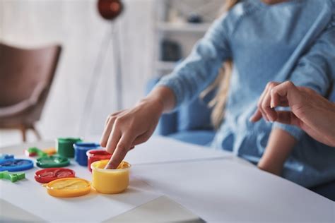 Primero Elige Un Color Primer Plano De Una Ni A Tocando Pinturas