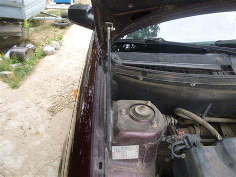 Газовые упоры для капота — Lada Приора хэтчбек, 1,6 л, 2011 года ...